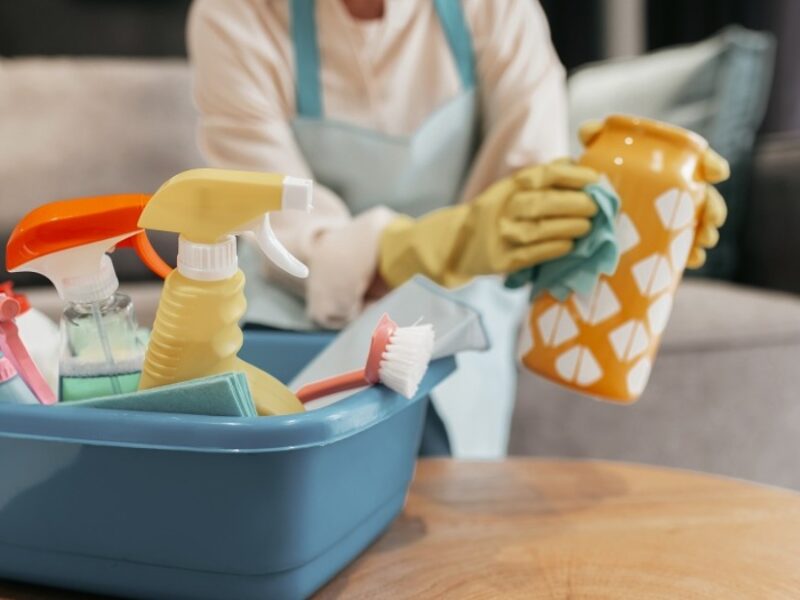 Хлорсодержащие или кислотосодержащие средства: чем лучше мыть сантехнику?